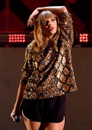 Taylor Swift - Performs at KIIS-FM Jingle Ball 2017 in Los Angeles